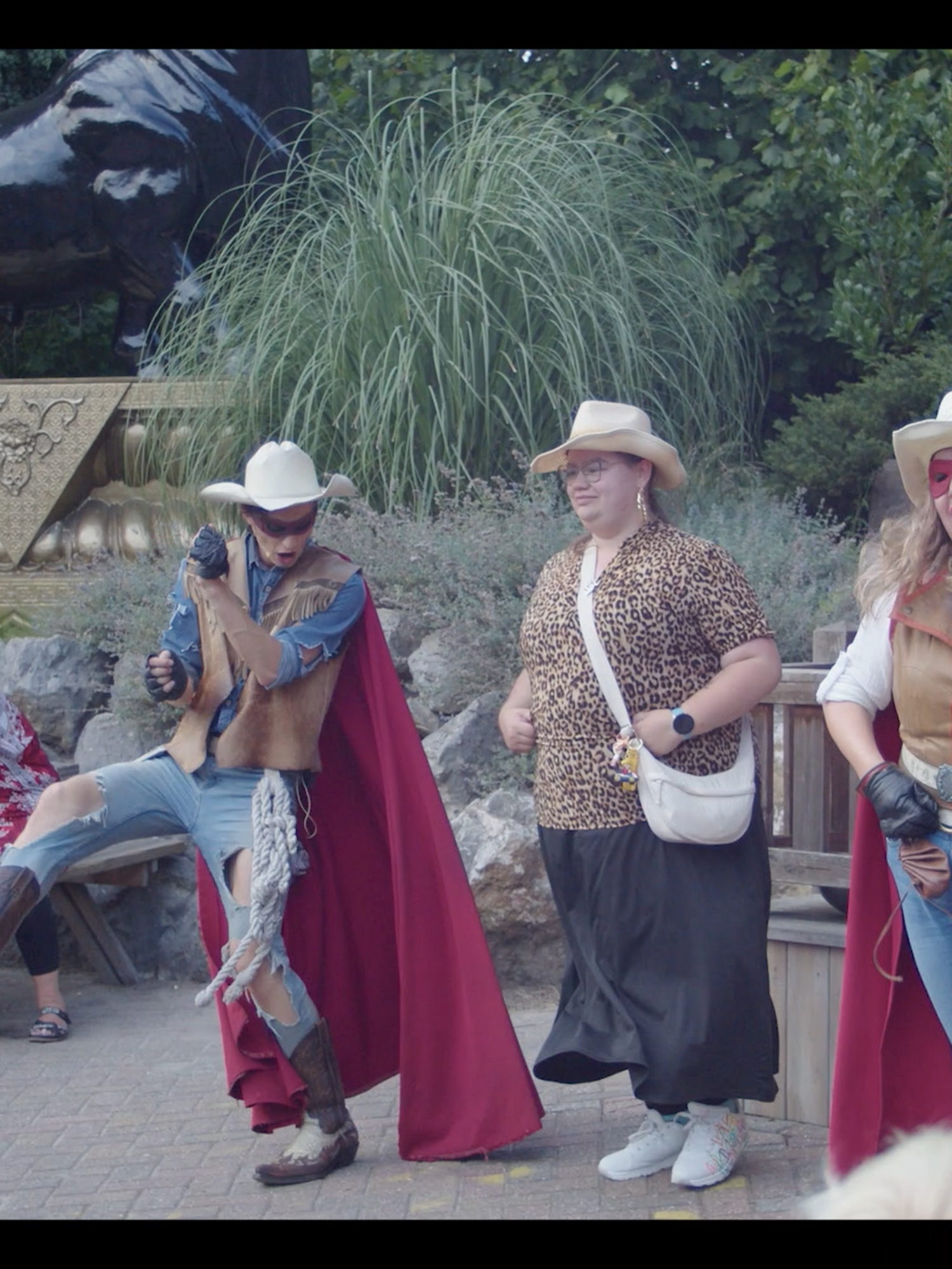 Yihaa! Tijdens de Ameezing Bingo met de Red Bandits zet Cotton Eye Joe 🤠 iedereen aan het dansen! 💃 John Batterson moet nog even verder oefenen!  #Ameezingbingo #Slagharen #Summernights #wildwestslagharen  #attractieparkslagharen  