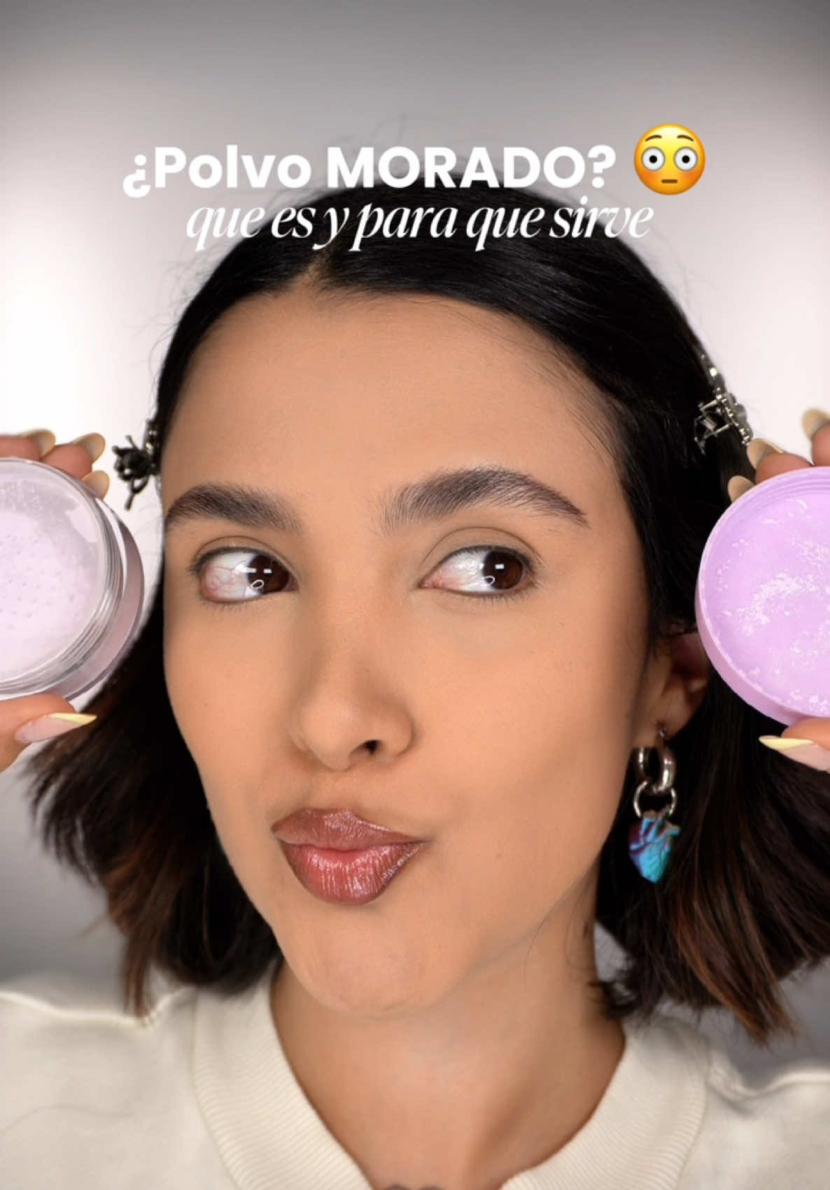 Siempre hay solución para todo!🤓👊🏻 este polvo morado llegó para solucionar esa su tonalidad amarilla con tu base y además iluminar 🤌🏻💜 lo amarás! 