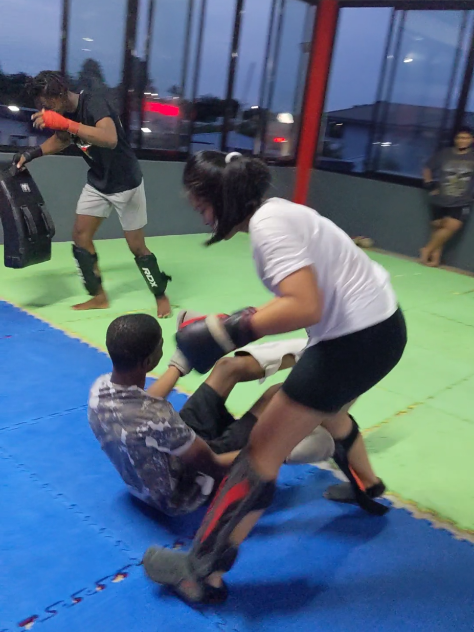 Dat was onze maandag sessie, afgerond met een Straf training voor Judha. #GymTok #thaiboxing #muaythai #kickboxing #suriname 