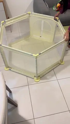Cercadinho infantil super espaçoso, seguro e com tapetinho emborrachado removível para facilitar a limpeza.  Eu sempre quis mais autonomia pra fazer minhas coisas em casa, mas com o bebê no colo era quase impossível, agora esse problema está resolvido hahah 🙌 Chegou super rápido e eu não fui taxada, comente aqui abaixo “CERCADINHO” que te envio o link. 👇🏻 #maternidade #maternidadereal #maedemenino #paisdeprimeiraviagem #tiktok 
