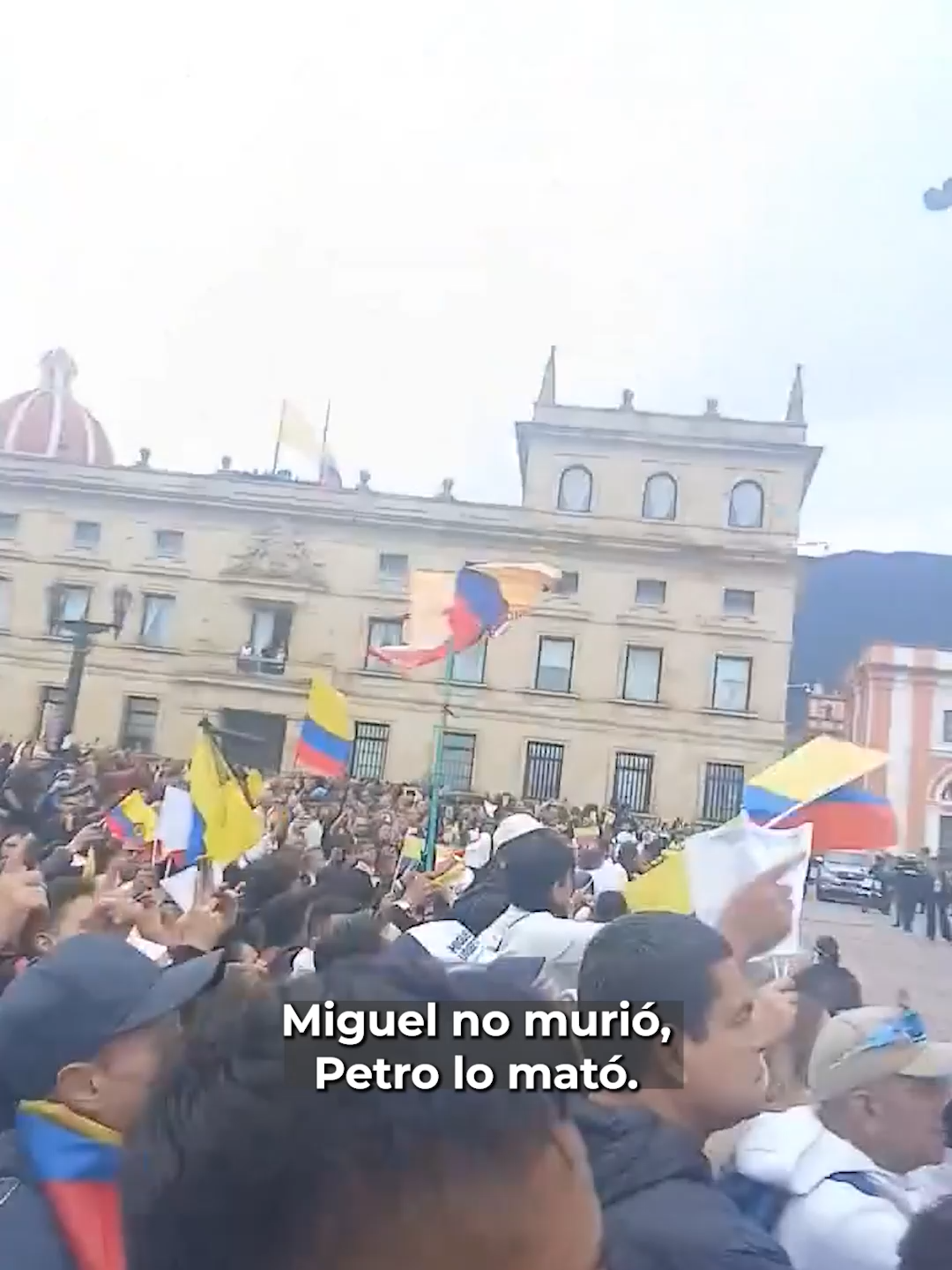 Ciudadanos lanzan fuertes consignas contra el presidente Gustavo Petro afuera de la Catedral Primada de Colombia, donde se realizó el funeral de Estado del senador y precandidato a la presidencia, Miguel Uribe. #Latinus #InformaciónParaTi