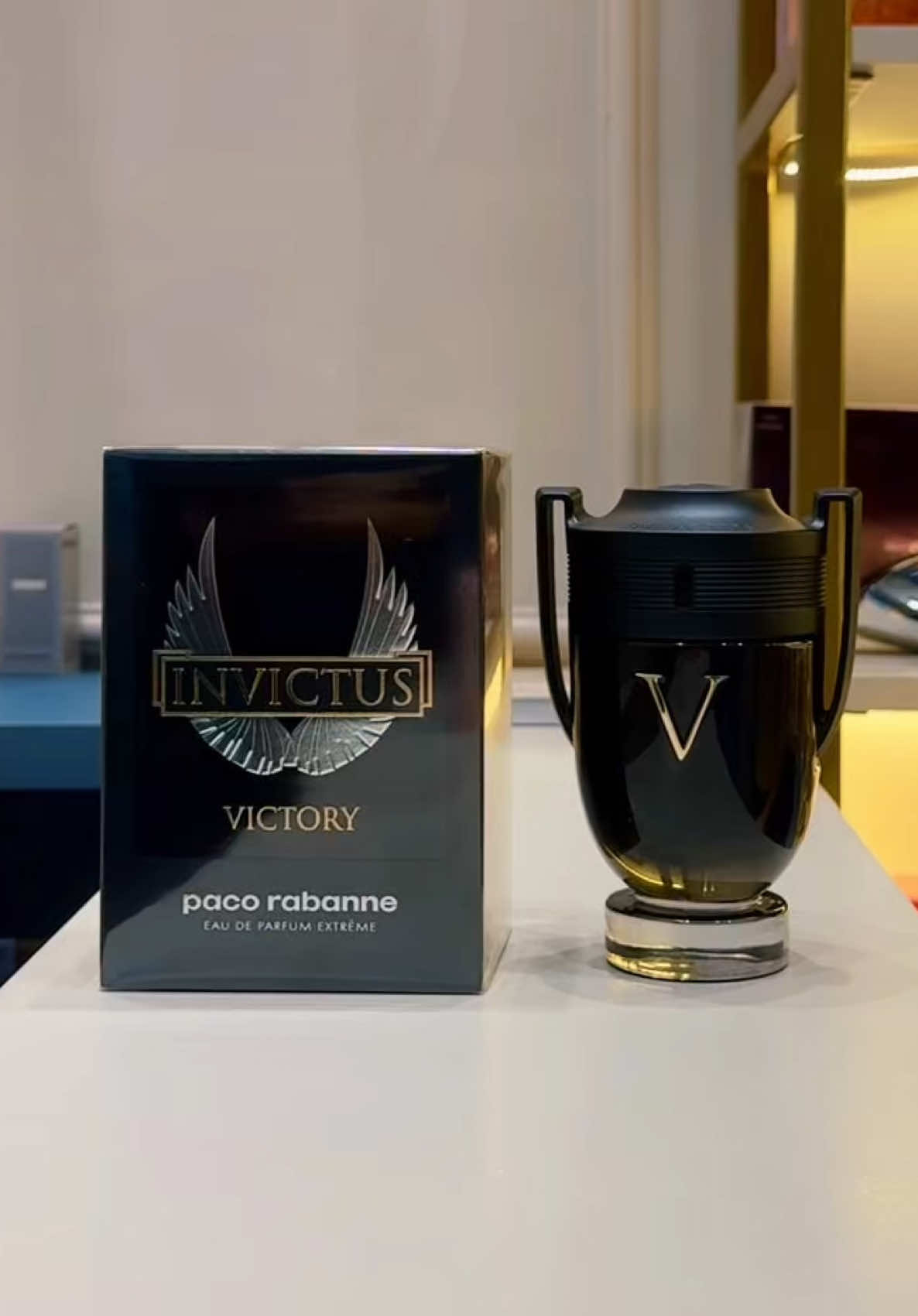 Apresentando o Invictus Victory Eau de Parfum! Uma fragrância que encapsula a essência da vitória e da masculinidade moderna.  Com notas envolventes de bergamota, lavanda e um toque de baunilha, esse perfume é perfeito para quem busca deixar sua marca por onde passa. Sinta a confiança e o poder que essa fragrância proporciona, ideal para qualquer ocasião, desde um dia no trabalho até uma noite especial. Venha descobrir o seu novo aliado na busca pela conquista! 📦Disponível na Harmony Importados com entrega rápida e segura! 🌍www.harmonyperfumaria.com.br 📲WhatsApp: (62) 98112-5151 #InvictusVictory #PerfumeMasculino #Fragrância #Confiança #Estilo