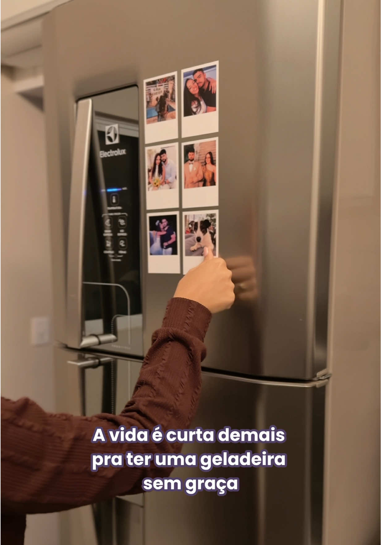 Um detalhe simples que transforma. Fotos polaroid com ímã para deixar sua geladeira cheia de amor e memórias!  🔗 Corre garantir a sua no link da bio! #nicephotos #fotopolaroid #fotoima #fotogeladeira 