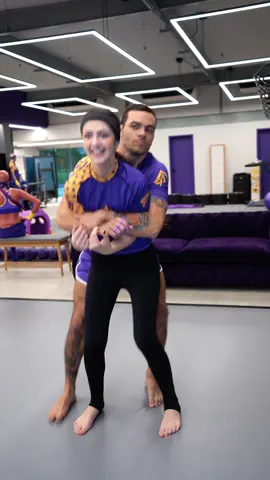 comecei a fazer defesa pessoal na @GOAFORCE 💜💛