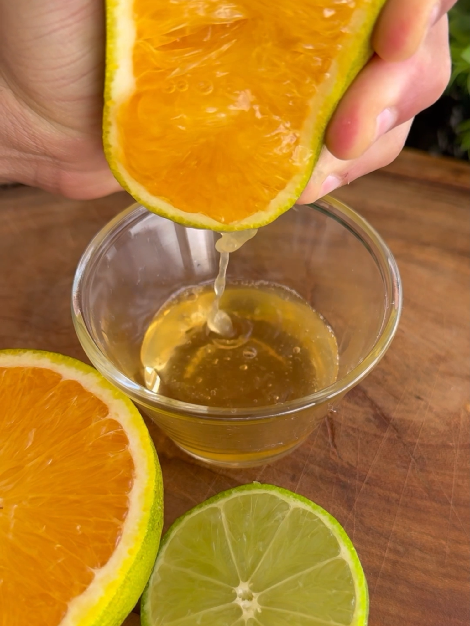 Coloque mel, limão, laranja e uma pitada de sal