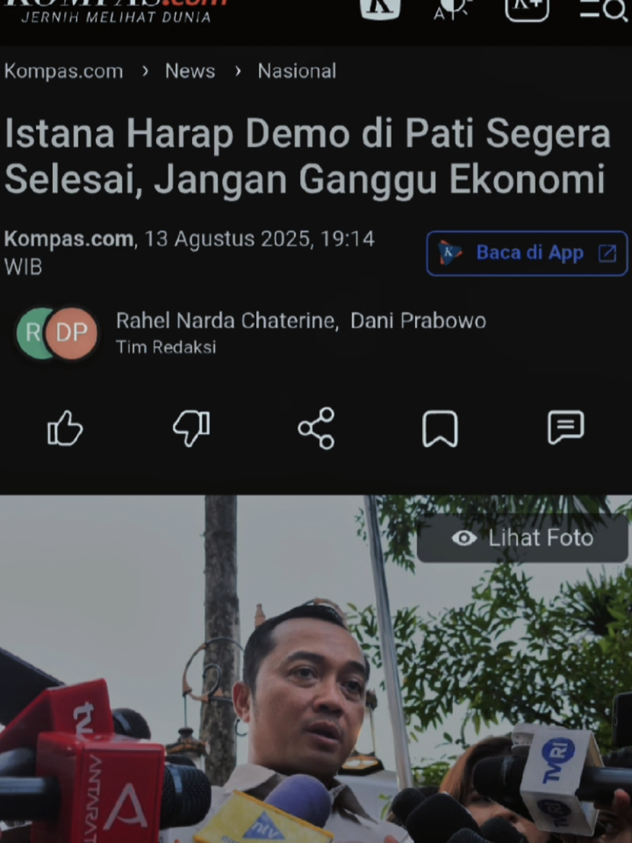 Rakyat Pati Bangkit! Tuntut Sudewo Mundur, Lawan Pajak Mencekik PATI – Puluhan ribu warga Pati dan sekitarnya memadati alun-alun sejak pagi, Rabu (13/8/2025), dengan satu tuntutan tegas: Bupati Sudewo turun dari jabatannya! Kebijakan kenaikan Pajak Bumi dan Bangunan (PBB) hingga 250 persen dianggap sebagai bentuk pengkhianatan terhadap rakyat yang memilihnya. “Kami sudah cukup menderita! Sudewo harus pergi!” teriak seorang orator di tengah lautan massa. Aksi yang awalnya damai berubah ricuh setelah aparat melepaskan tembakan gas air mata dan menyemprotkan water cannon. Massa terpencar, sebagian mencari perlindungan di Masjid Agung Baitunnur. Namun semangat perlawanan tidak padam. Sekitar pukul 12.16 WIB, Sudewo akhirnya keluar dengan pengawalan ketat mobil rantis. Hanya sempat menyampaikan permintaan maaf singkat sebelum kembali masuk, ia disambut lemparan botol dan sandal dari warga yang marah. Rakyat menegaskan, meski pemerintah pusat meminta demo dihentikan demi “ekonomi daerah”, mereka tak akan berhenti sebelum Sudewo benar-benar mundur. “Ekonomi siapa yang dijaga? Rakyat atau para pejabat?” teriak massa. Hari ini, Pati mengirim pesan keras: kekuasaan bukan hak milik, melainkan mandat rakyat. Dan mandat itu bisa dicabut kapan saja