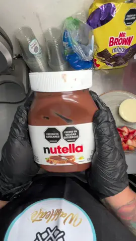 🍓✨ Dime la verdad… ¿te comerías unas fresas así? Con crema, y el vaso untado completico de Nutella 🍫🤤 No es algo que tengamos en el menú… pero un cliente se antojó y nosotros se lo preparamos con todo el amor del mundo 💛 Así hemos crecido: escuchando, probando y cumpliendo caprichos dulces. Y ahora, con el cambio de local, queremos que nuestra nueva casa sea el lugar para todos tus antojos. Guarda o comparte este video para que a la hora de buscar nuestro nuevo local no tengas pérdidas 🥰🤗 #centrodecali #postres #fresas #fresasconcrema🍓 