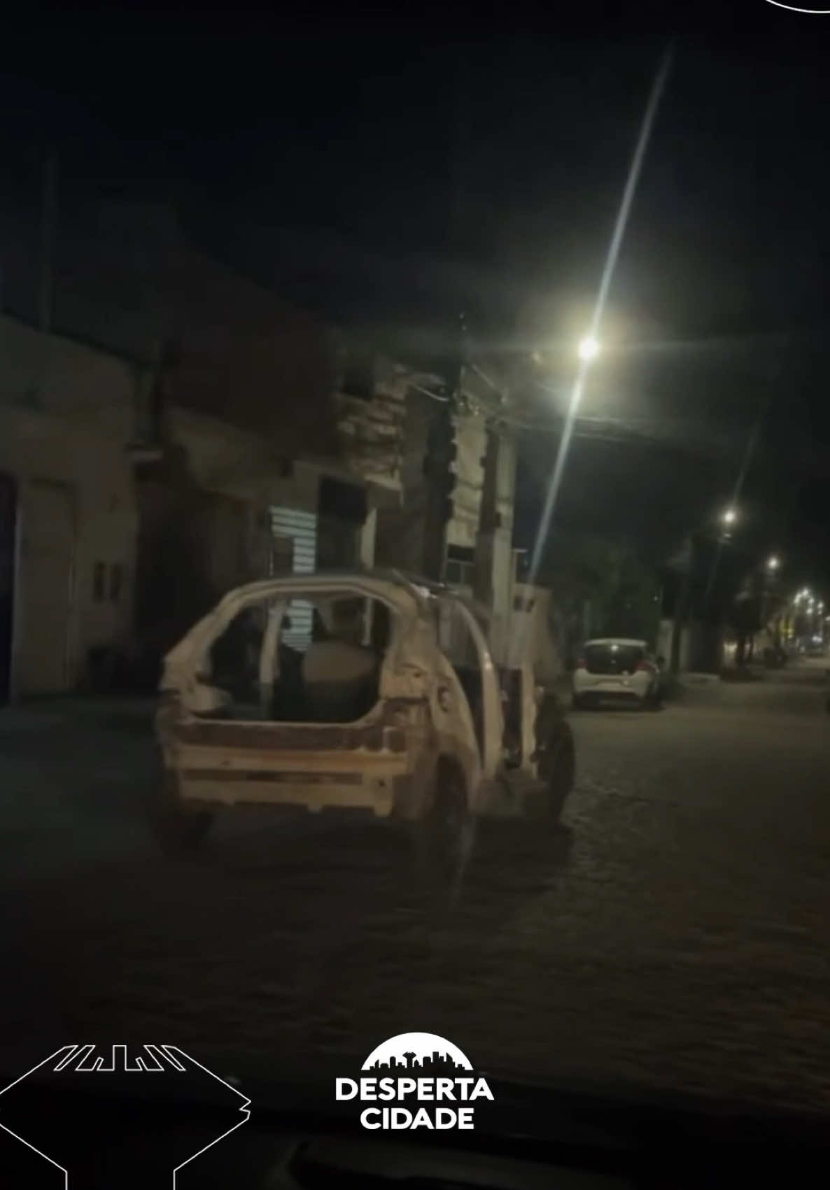 Um carro completamente destruído, sem portas, vidros e até sem banco, foi flagrado circulando pelas ruas de Feira de Santana, chamando atenção de quem passava. No vídeo, é possível ver um homem dirigindo a sucata, enquanto internautas se divertem com a cena.  O carro ganhou apelidos como “Carro dos Flintstones”, em referência ao veículo icônico conhecido como Flintmobile, e até “Batmóvel”, em referência ao incrível carro usado pelo herói Batman nos quadrinhos e nos filmes.
