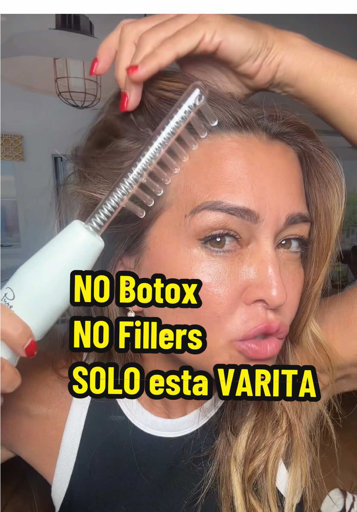 ¿Pérdida de cabello por menopausia + piel envejecida? IGUAL YO!  Esta varita de alta frecuencia aumenta el flujo sanguíneo en tu cuero cabelludo y piel— 🧠 Estimula los folículos dormidos para el crecimiento del cabello 💧 Aumenta la producción de colágeno para líneas finas + piel cansada Perfecta para la pérdida de cabello  + piel flácida al mismo tiempo. #cabellosaludable #caidacabelloposparto #highfrequency #altafrecuencia #menopause 