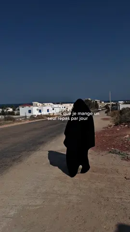 Beaucoup mangent pour remplir leur estomac… Mais peu mangent pour nourrir leur corps et leur âme. Cela fait 5 ans que je mange un seul repas par jour. Pas un régime, pas une mode… Un choix qui a changé ma santé, ma productivité et ma vision de la vie. Le Prophète ﷺ a dit : « Le croyant mange dans un seul intestin, alors que le mécréant en mange sept. » (Sahih al-Bukhari 5394 / Sahih Muslim 2062a) Mange pour vivre. Ne vis pas pour manger. Et toi… manges-tu pour ton corps ou pour tes désirs ? #discipline #mindset #rappel #foi #productivité 