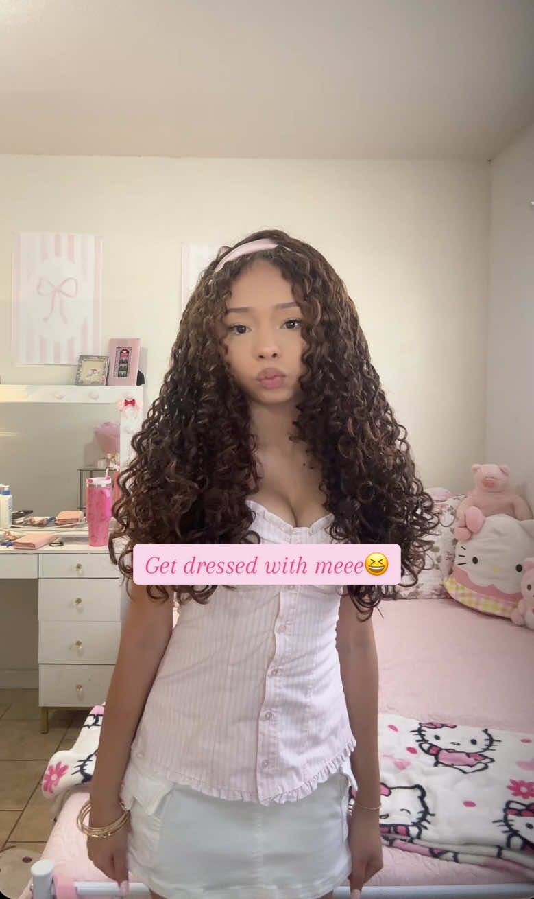 Get dressed with meee! I filmed this on monday btw! 😚#firstdayofschool  #OOTD #outfit #pink #curls 