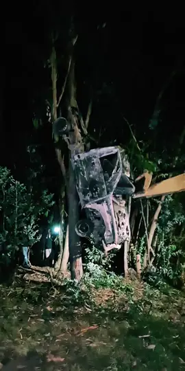 #tiktoklive #livehighlights  Así quedó el vehículo colgado de un árbol como señal de advertencia en la comunidad de la #Calera en #Cotacachi #justiciaindigena 