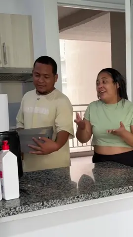 Isabella sabe que su papá es cach0n alegre. #Familia #Relaciones #HumorLatino