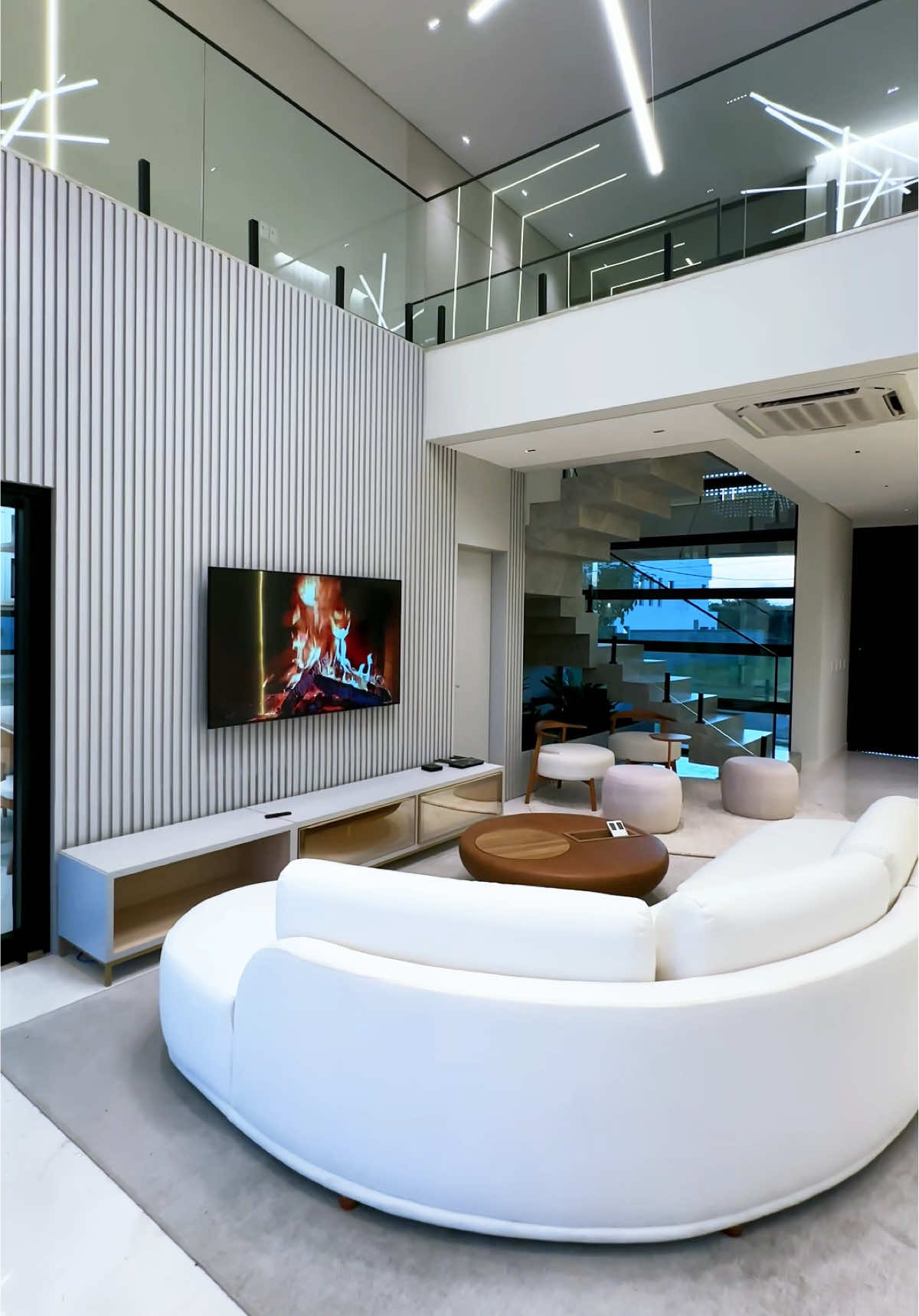 Cidade Alpha, Residencial Alphaville Ceará 💎 - Porteira Fechada - 365,10 m2 de construção - lote exclusivo de 492 m2 - 100% projetada e mobiliada - 4 suítes  - Dependência - Energia Solar - Poço profundo - Sistema de câmeras - Irrigação automática - Acabamento premium - Lazer completo com piscina de borda transbordante, cascata e um paisagismo exuberante - Sistema de som integrado - Churrasqueira automatizada