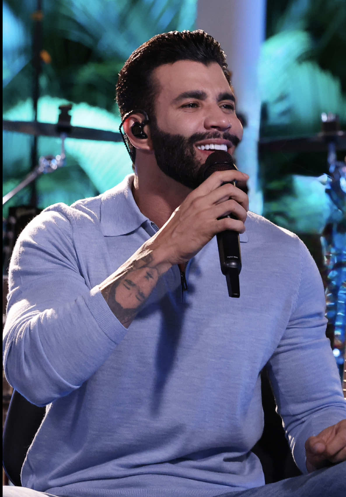 Olha pro retrovisor, tudo que cê já passou… Tá no ar! “Feito à Mão” já está disponível: músicas e videoclipes inéditos, em todas as plataformas de áudio e no YouTube. 🏛️ Conta aqui qual a sua música favorita!  #OEmbaixador #FeitoàMão 