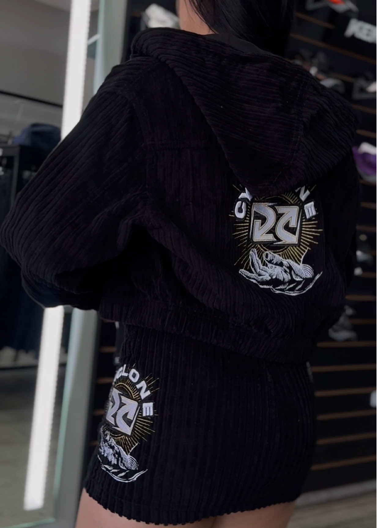 Kit completo da Cyclone que é puro estilo: saia de veludo + cropped + jaqueta também no veludo. Tá perfeito demais! # #Cyclone #EstiloDeResponsa