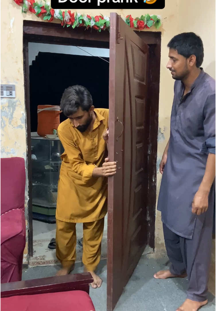Door prank 😜🤣don’t skip video🤣#foryoupage❤️❤️ #viral_video #tranding #foru #uktiktok #tiktokteam #unfreezemyacount #funnyteam137 