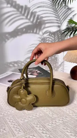 Kombinasi sempurna buat daily look yang wow! 💖 #rainsmore #everydaychic #outfitgoals #fashiondaily #stylishmood