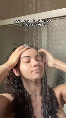a sensação de achar um shampoo que realmente LIMPA o couro cabeludo, a vontade é de usar todo dia só pela refrescância 😫 @Apice Cosmeticos Cupom: AMANDAPOXA