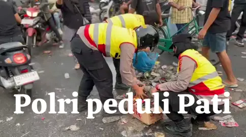 Polri melakukan aksi bersih bersih paska aksi unras di alun alun Kota Pati, agar kondusifitas dan kenyamanan warga Pati tetap terjaga. #Polri peduli Pati #Polri untuk Pati #polseksidomukti #polressalatiga #PoldaJateng 