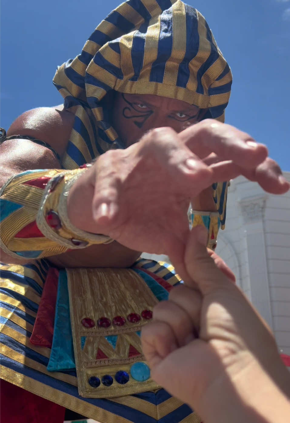 🫰🏼Sendin love to our Egyptian Guard at Revenge of the Mummy #universalstudios #fyp #themummy #viraltiktok #egyptian  