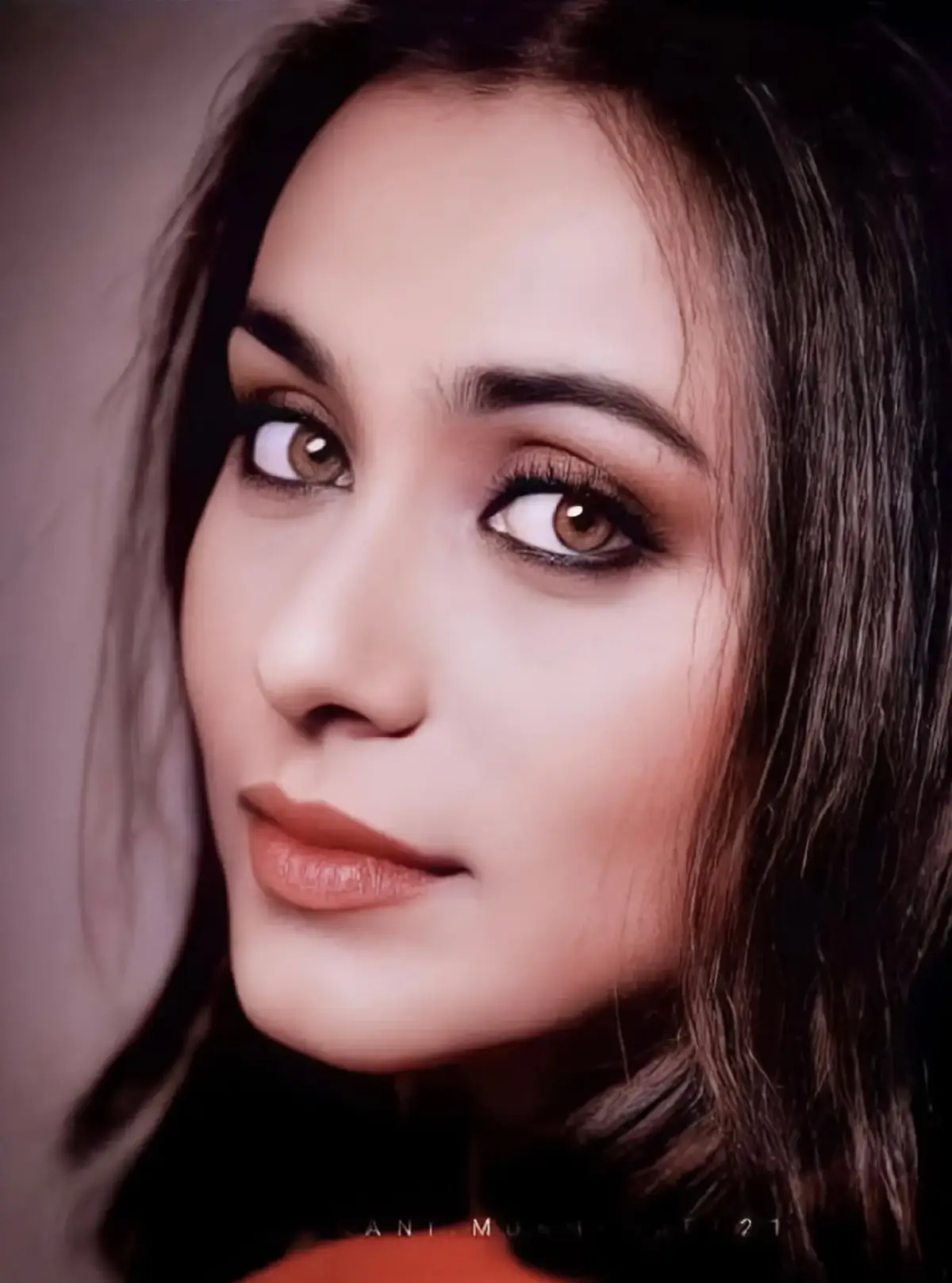 10 FAKTA tentang si RATU BOLLYWOOD Rani Mukherjee...!!! 1 . Rani merupakan artis india pertama yang merebut gelar aktris terbaik dan aktris pendukung terbaik di tahun yang sama saat ajang FilmFare award 2005 berlangsung. 2 . Aktris yang dijuluki sebagai RATU BOLLYWOOD ini memiliki ciri khas suara yang serak.Sutradara Kuch Kuch Hota Hai Karan Johar sempat ingin mendubbing suara seraknya ketika ia berperan sebagai Tina 3 . Karena suara seraknya ini di film Ghulam suara Rani juga di dubbing karena di anggap tidak cocok dengan peran yang di mainkan yaitu sebagai Alysha. 4 . Rani merupakan saudara sepupu Kajol 5 . Rani bersahabat dengan artis bollywood lainnya Srk,Salman Khan,Aamir Khan,Anil Kapoor dan yang lainnya. 6. Tak seperti artis bollywood lainnya,Rani memilih menjaga kehidupan pribadinya dari sorotan publik. Rani bahkan tidak punya media sosial seperti facebook,instagram ataupun twitter. 7 . Tak hanya bermain film Rani juga sangat aktif dalam kegiatan sosial. Ia sering terlihat paling vokal dalam memperjuangkan masalah tentang anak anak dan wanita. 8 . Rani pernah ditawarkan untuk bermain dalam film HOLLYWOOD 