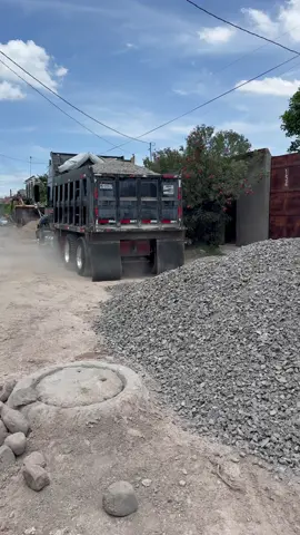 Antes de poder pavimentar una calle debemos colocar base hidráulica #desarrolloinmobiliario 