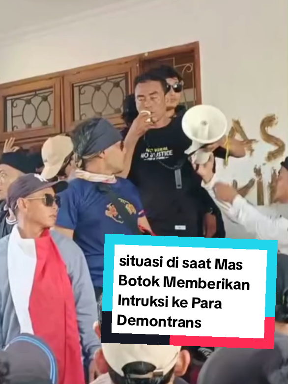 situasi di saat Mas Botok Memberikan Intruksi Ke rekan-rekan.  10rb pendemo Menyanyikan INDONESIA RAYA #fyp #fyppppppppppppppppppppppp #pativiraltiktok #pativiral #demopati 
