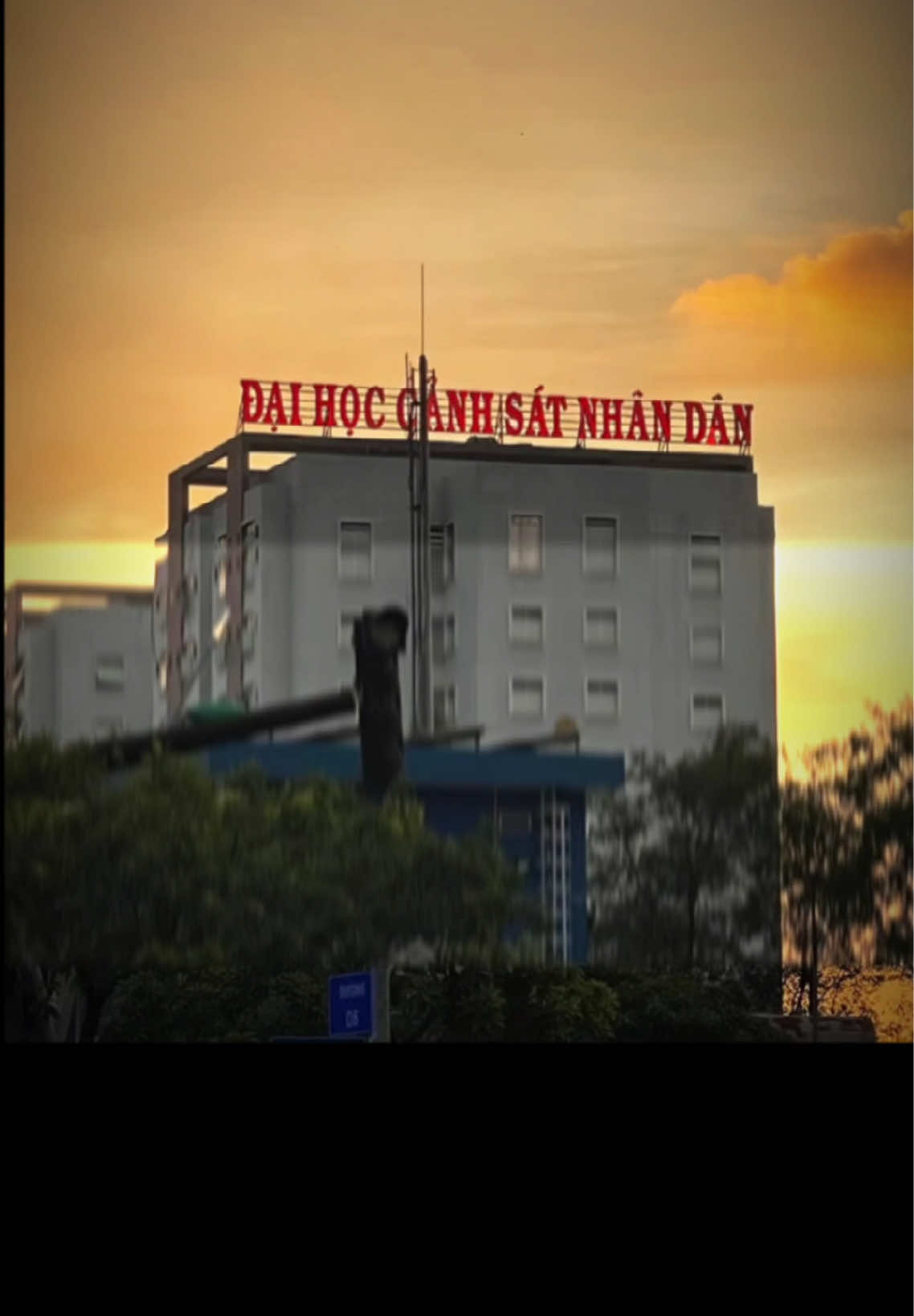 Trường Đại học Cảnh sát nhân dân (tên viết tắt: PPU – People’s Police University) là cơ sở đào tạo trọng điểm trực thuộc Bộ Công an Việt Nam, chuyên đào tạo, bồi dưỡng cán bộ, sĩ quan, chiến sĩ trong lực lượng Cảnh sát nhân dân. Nhà trường giữ vai trò quan trọng trong việc cung cấp nguồn nhân lực chất lượng cao phục vụ công tác bảo vệ an ninh quốc gia, trật tự an toàn xã hội và phòng, chống tội phạm. #daihoccanhsatnhandan #t05 #hocvienanninhnhandan #t01 #hocviencanhsatnhandan 