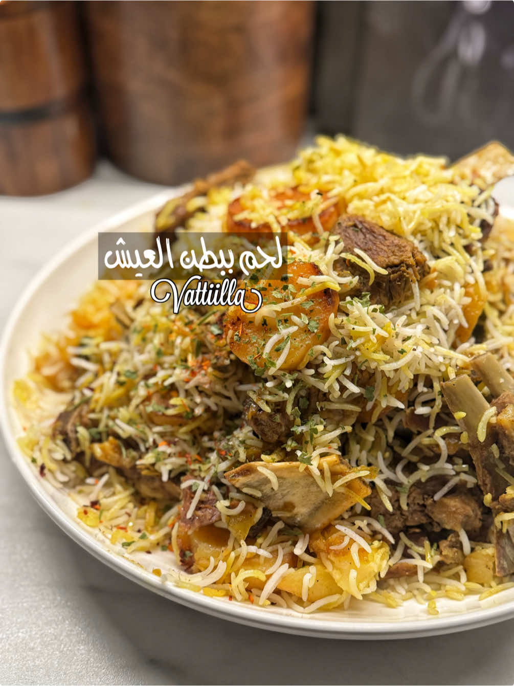 ‎⁨	لحم ببطن العيش ع الطريقة الفوفويه : ‎سلقت اللحم سلق كامل : ‎بماي و بهارات خشنه ومطيبات لمده  ساعتين  ‎تقريبا سويه ١٠٠٪؜ بس تكفين مو يتنتف ‎بعدها شيلي اللحم وضبطي ملح الماي وصفيه من الحثاريب  ‎ونزلي عيش مغسول ومنقوع ساعه  ‎خليه لين يستوي ( مو يلين لا لا بس تستوي حبه العيش وتبدي تفرد طولها) ‎شخليه وخليه ع جنب . . ‎بجدر نزلي سمنه ونزلي عليها راسين بصل كبار مشرحين ‎و راس ثوم مشرح ‎بعدها ‎ذبليهم عدل مدل  ‎ونزلي عليهم جم قرن فلفل حار و جم ورقة كاري < اختياري  ‎بعدها نزلي البهارات : ‎حبتين ماجي < قليل الملح ‎ملح وفلفل أسود حسب الرغبة  ‎م ص من كل من كمون كاري كزبره كركم ( خلطه السبع بهارات)  . ‎بعدها نزلي اللحم ولبسيه عدل بالحمسه والبهارات  ‎بعدها نزلي حلقات البطاط المقليه او المشويه كيفج بس المهم مستويه ١٠٠٪؜ ‎بعدها نزلت فليفله مشرحه ومشوحه ‎بعدها رصيتهم عدل بقاع الجدر ونزلت عليهم العيش المشخول او المسلوق  : ‎خليهم ع نار هاديه وغطي عليهم وحطي تحت الجدر حديده  ‎بو ٢٥ دقيقه واحلى لحم ابطنه او مقلوبه او مشوي جدر او بقاعته المهم شنو مابتسمونها سموها بس جربوووووها  ‎خطيره بالعآفيه. : . ‎#مقلوبه#مقلوبة_لحم  ‎#فاتيلا_مقلوبه#ببطن_العيش#لذيذ⁩