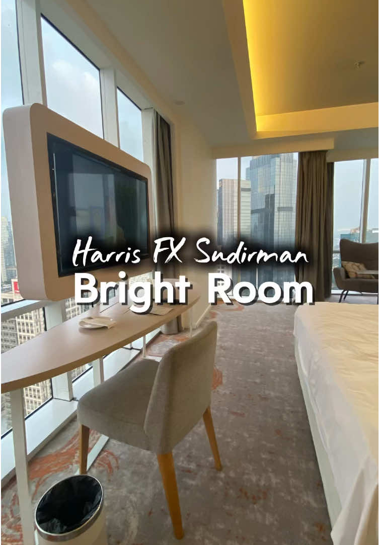 Jauh-jauh dari Bandung pengen nyobain nginep di hotel vibes newyork cenah 🥰 #goacademytravel #jelajahakhirpekan #healingbarengkeluarga #harrisfxsudirman #harrisfxsudirmanbrightroom 