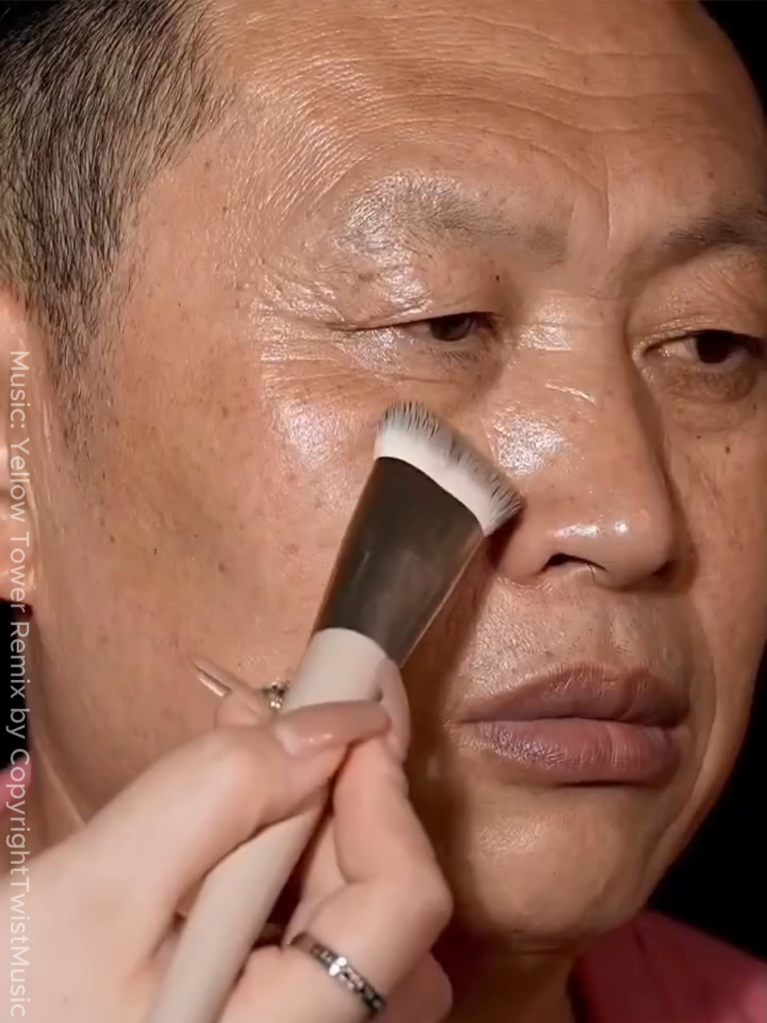 💧 촉촉한 물광 피부, 하루 종일 유지하고 싶다면? 아침에 발라도 저녁까지 무너지지 않는 지속력, 얇게 펴발려 부담 없고 필요한 부분만 레이어드해도 두껍지 않게 자연스럽게 커버되는 파운데이션✨ 프로필 링크 