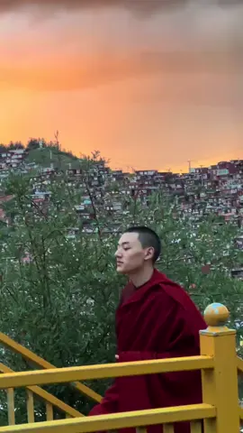 色达三千红房，是菩萨撒向人间的玛瑙 一缕青烟升起时，看见自己来时的路 #色达佛学院#佛系生活