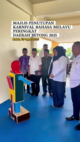 𝐌𝐀𝐉𝐋𝐈𝐒 𝐏𝐄𝐍𝐔𝐓𝐔𝐏𝐀𝐍 𝐊𝐀𝐑𝐍𝐈𝐕𝐀𝐋 𝐁𝐀𝐇𝐀𝐒𝐀 𝐌𝐄𝐋𝐀𝐘𝐔 𝐏𝐄𝐑𝐈𝐍𝐆𝐊𝐀𝐓 𝐃𝐀𝐄𝐑𝐀𝐇 𝐁𝐄𝐓𝐎𝐍𝐆 𝟐𝟎𝟐𝟓 𝐀𝐧𝐣𝐮𝐫𝐚𝐧 𝐏𝐞𝐣𝐚𝐛𝐚𝐭 𝐏𝐞𝐧𝐝𝐢𝐝𝐢𝐤𝐚𝐧 𝐃𝐚𝐞𝐫𝐚𝐡 (𝐏𝐏𝐃) 𝐁𝐞𝐭𝐨𝐧𝐠 𝐝𝐞𝐧𝐠𝐚𝐧 𝐤𝐞𝐫𝐣𝐚𝐬𝐚𝐦𝐚 𝐏𝐞𝐫𝐬𝐚𝐭𝐮𝐚𝐧 𝐆𝐮𝐫𝐮 𝐁𝐞𝐬𝐚𝐫 𝐌𝐚𝐥𝐚𝐲𝐬𝐢𝐚 (𝐏𝐆𝐁𝐌) 𝐙𝐨𝐧 𝐏𝐮𝐬𝐚 𝐑𝐚𝐛𝐮, 𝟏𝟑 𝐎𝐠𝐨𝐬 𝟐𝟎𝟐𝟓 | 𝐒𝐊 𝐌𝐚𝐥𝐮𝐝𝐚𝐦 – Majlis Penutupan Karnival Bahasa Melayu Peringkat Daerah Betong 2025 telah disempurnakan oleh YB Puan Dayang Noorazah binti Awang Sohor, Ahli Dewan Undangan Negeri (ADUN) Lingga. Karnival ini menghimpunkan pelajar sekolah rendah dan menengah dari seluruh daerah Betong untuk menyertai pelbagai pertandingan seperti Bercerita, Pidato, Bicara Berirama dan Bahas. Tahniah diucapkan kepada semua pemenang. Bagi peserta lain, jadikan pengalaman ini sebagai batu loncatan menuju kejayaan yang lebih gemilang. Karnival ini bukan sahaja mencungkil bakat pelajar, malah membina keyakinan diri dan memupuk rasa cinta terhadap bahasa kebangsaan. Bahasa Melayu adalah warisan bangsa yang menjadi alat penyatuan rakyat, cerminan nilai, serta identiti negara. Usaha memartabatkannya perlu dilaksanakan secara berterusan, bukan sahaja di dalam negara, bahkan hingga ke peringkat antarabangsa. YB Puan Dayang Noorazah turut menzahirkan penghargaan kepada PPD Betong, PGBM Zon Pusa, warga SK Maludam, para guru, ibu bapa, dan semua pihak yang bertungkus-lumus memastikan karnival ini berjalan dengan jayanya. Jadilah anak muda yang berilmu, berakhlak mulia, serta berjiwa besar dalam mengangkat martabat bahasa dan budaya kita. Semoga belia daerah Betong terus berani mencipta kejayaan, bersatu padu, dan menjadi inspirasi kepada generasi akan datang. #DUNN28LINGGA #SarawakMajuMakmur #BahasaMelayuBahasaKita #KarnivalBahasaMelayu2025 #PPDBetong