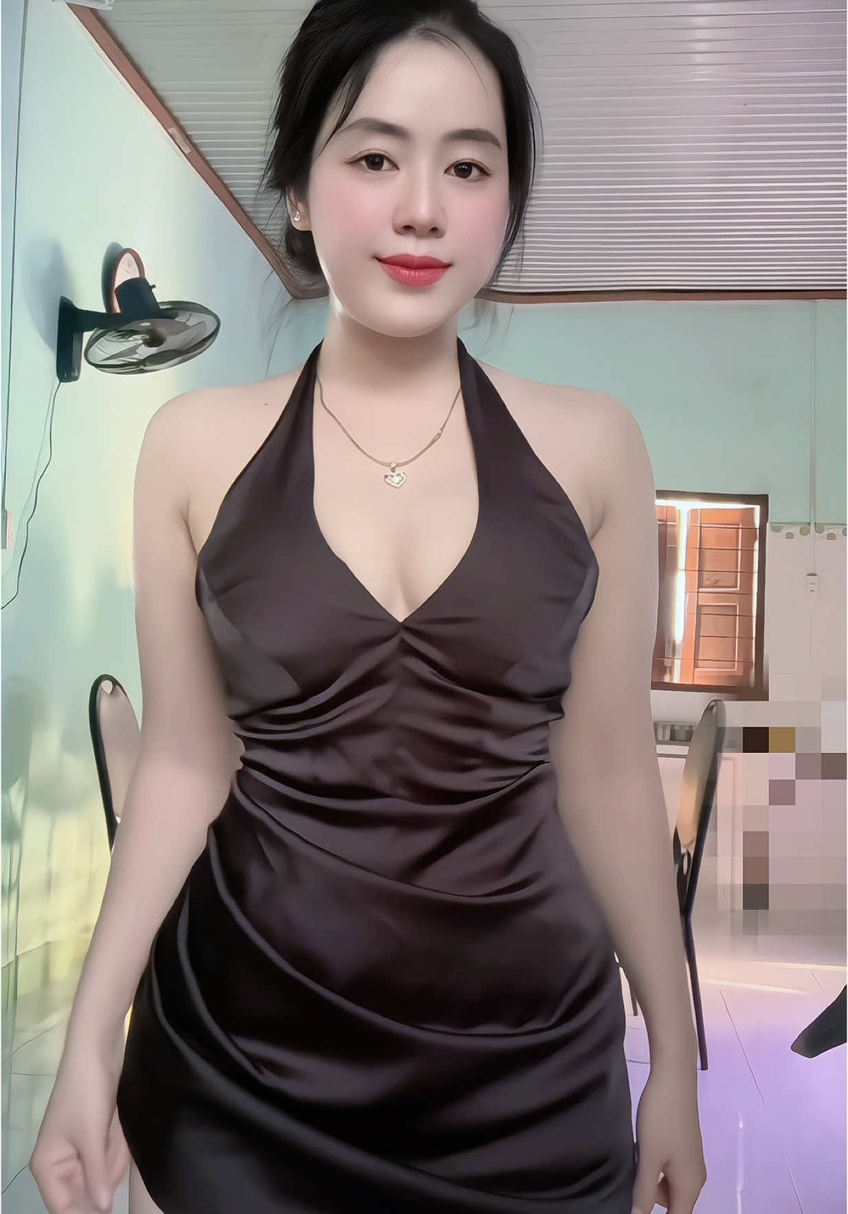 hỏng biết lắc hông nên đứng cười thôy😂😝