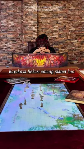 𝘞𝘦𝘦𝘬𝘦𝘯𝘥 𝘈𝘱𝘱𝘳𝘰𝘷𝘦𝘥 𝘒𝘢𝘭𝘢𝘶 𝘔𝘢𝘪𝘯 𝘋𝘪 𝘉𝘰𝘢𝘳𝘥𝘨𝘢𝘮𝘦 𝘊𝘢𝘧𝘦 𝘉𝘦𝘬𝘢𝘴𝘪 𝘐𝘯𝘪 👺 Bukan sekte pemuja iblis. Ini lagi pada role play character waktu main Dungeons & Dragons. Natural Twenty Boardgame Cafe ini unik banget deh.  ✅ Selain fokus di boardgame, mereka punya ruangan khusus buat main D&D. Iya, D&D yang lagi dimainin Bang Raditya Dika. 🐉 Pokoknya kalau main ke Bekasi, apalagi di daerah SMB, belum approved kalau belum mampir ke @natural20bgc  📍 Lokasi: Natural Twenty Boardgame Cafe 🗺️ Alamat: Ruko Ruby Commercial Estate Blok TD No. 09 (Ruko seberang SMB) 🕙 Setiap Hari: 10.00 - 22.00 WIB