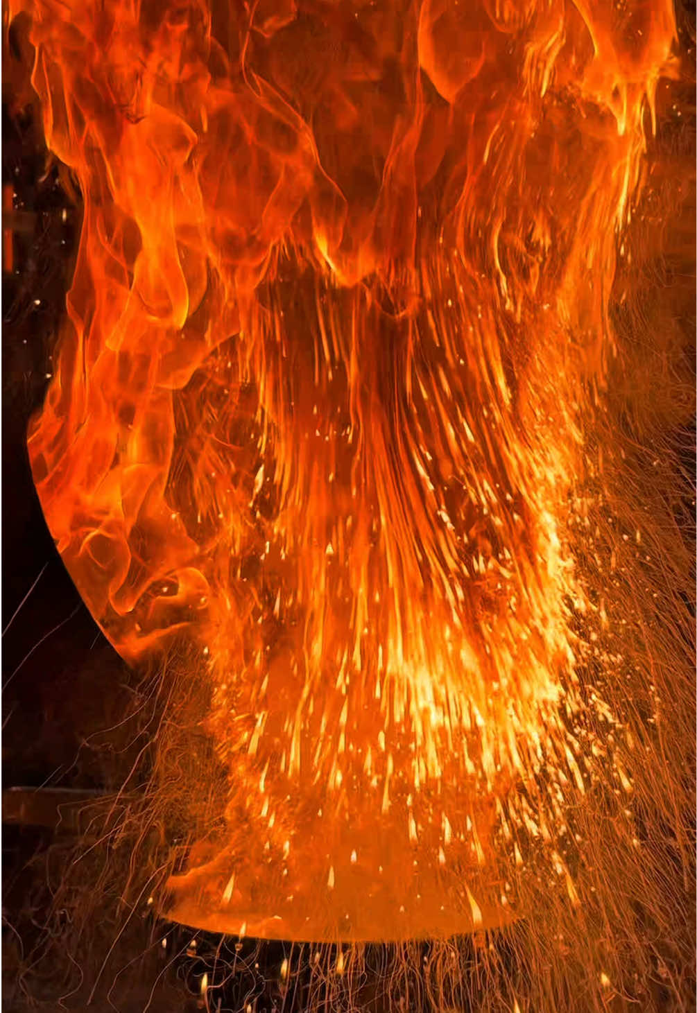 【🔥大火事！？迫力満点のネギラーメン！】 今回ご紹介するお店は京都市上京区にある めん馬鹿 一代さんです🍜 注文したのは⬇️ 【ネギラーメン】3300円 熱々に熱したネギ油をラーメンに注いで 炎を巻き上げる迫力満点のネギラーメンです。 🔥ネギ油がかなり跳ねるのでやけどに注意🔥 ネギの風味がしっかりと感じられる ネギラーメンでした！ 気になった方はぜひ行ってみて下さいね！ ⬇️お店の詳細は下に載ってますよ⬇️ 後で見返せるように保存ボタンを押してね🔖 ——————————— ⭐️店名 めん馬鹿 一代 🍱メニュー（税込み価格） 【ネギラーメン】3300円 🏠住所 京都府京都市上京区南伊勢屋町757-2  佐々木ビル 📞電話番号 075-812-5818 📕予約 予約不可 ⏰営業時間 11:00 - 15:00 17:00 - 21:00 🛌定休日 火曜日 🚗駐車場 無し【周辺にコインパーキング有】 #japanfood #京都グルメ #ラーメン 