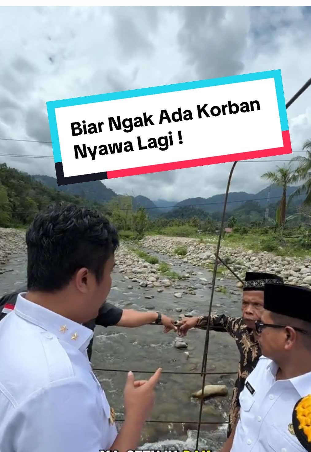 Kita bangun, biar tak ada korban lagi di Nagari Koto Rawang, Kecamatan IV Jurai. Dulu, jembatan ini belum ada pagar pengaman. Pernah dua warga terjatuh saat melintas—bahaya yang seharusnya bisa dicegah. Hari ini, kita pastikan jembatan diperbaiki, dibangun lebih aman, dan jadi akses yang layak bagi masyarakat. Bersama Bupati, Pak Andre, dan instruksi langsung dari Presiden Prabowo Subianto, Sumatera Barat akan bergerak lebih cepat membangun infrastruktur yang menyentuh hajat hidup orang banyak. Mohon doa dan dukungan agar kami terus konsisten bekerja untuk masyarakat. #vaskoruseimy 