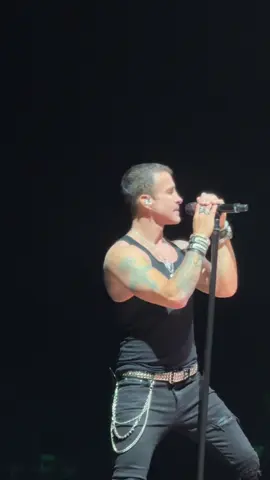 Hold me now… I’m six feet from the edge 🎶🔥 #Creed #OneLastBreath #CreedLive #90sRock #RockTok                    