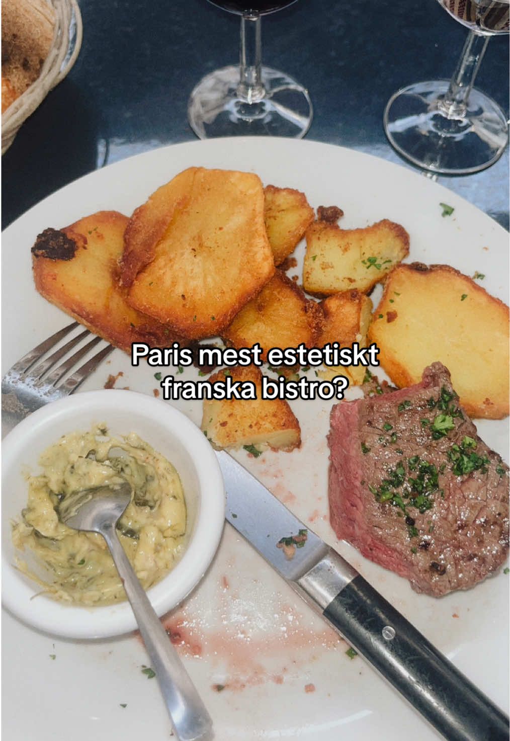När du vill äta fransk mat, du vill ha en mysig, fransk bistrostämning men orkar inte köa till Chez Janou och har inte fått bord på Bistrot Paul Bert.  Då finns Chez Paul där. Kanske min mest fotade restaurang under min tid i Paris pga jag bodde i närheten och den ser alltid så HIMLA fransk och parisisk ut att man inte kan låta bli. Maten är stabil. Alltid god och jag tänker ofta på pepparsteken. Mmm. Vinet serveras ur franska, små bistroglas, servetterna är rustika handdukar. Det är estetiskt on point utan att försöka. Det har bara alltid varit så. Franskt utan att vara en fasad. Älskar det. Saknar att gå förbi i morgonsol varje morgon påväg till boulangieriet och kika in ❤️ #paris #restaurant #bistrot 