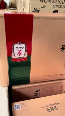 ✈️  💞 Tonic mild KGC 60 gói - Sâm chính phủ luôn HOT Sức khỏe toàn diện cho cả gia đình nhà nhà người người tin dùng mỗi ngày Ạ 😊 💗 Hồng sâm cao cấp Tonic KGC - Hộp 30 gói  1/ Nước uống Hồng sâm cao cấp Tonic KGC Jung Kwan Jang có thành phần chính gồm tinh chất hồng sâm Hàn Quốc cô đặc kết hợp với 9 loại thảo dược truyền thống như mẫu đơn, đương quy, hoàng kỳ, xuyên khung... mang lại hương vị nhẹ nhàng, thiết kế tiện lợi dễ dàng mang theo sử dụng. - Xuất xứ: Hàn Quốc - Hộp 30 gói và 60 gói - Hạn sử dụng: 24 tháng kể từ ngày sản xuất 2. Công dụng - Giảm stress, mệt mỏi, giảm căng thẳng, nhức đầu. - Tỉnh táo tinh thần, tập trung hơn trong suy nghĩ. - Chống kết tiểu cầu, phòng ngừa nguy cơ tim mạch. - Bảo vệ gan tăng cường chức năng gan hiệu quả. - Làm đẹp da, chống oxy hóa. 3. Thành phần Hồng sâm cô đặc 3% (6 năm tuổi, hàm lượng rắn 60%, ginsenoside Rg1 + Rb1 + Rg3 5,5 mg/g), hỗn hợp thực vật (cây mẫu đơn, đương quy, Gyeji, Baekchul, cam thảo, địa hoàng, hoàng kỳ, Cần núi, Trần bì), Fructooligosaccharide, Agave Syrup, Cyclodextrin Syrup, chiết xuất Nấm linh chi (Hàn Quốc), chiết xuất nhung hươu, axit citric, bột chiết xuất cây tầm gửi, vitamin B6 hydrochloride, vitamin B1 hydrochloride, vitamin B2.