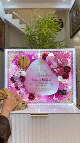 Cantik sekali🥰, tema warna pink red dengan tambahan jam aktif . Size 40x50 bahan full resin premium yaa #maharresin #maharnikah #maharpink #maharjam #maharsolo