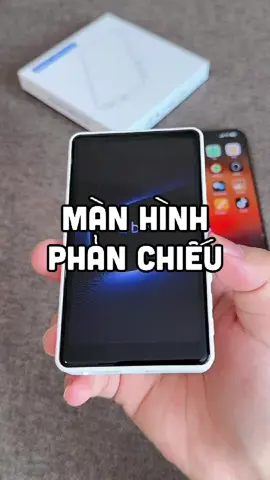 Màn hình phản chiếu, theo dõi từ phía sau khi quay video bằng điện thoại 