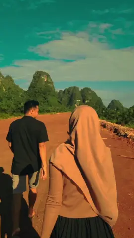Bukit Kapur di Mantewe, Kalimantan Selatan, memang memiliki sejarah geologi yang menarik. Berdasarkan penelitian, daerah ini dulunya merupakan bagian dari dasar laut yang kemudian terangkat ke permukaan akibat proses geologi seperti tektonik lempeng. Proses pengangkatan ini terjadi selama jutaan tahun, dan batuan kapur yang terbentuk dari sisa-sisa organisme laut seperti koral dan plankton kemudian menjadi bagian dari daratan. Bukit kapur yang kita lihat sekarang adalah hasil dari proses erosi dan pelapukan yang terjadi selama ribuan tahun. Jadi, bisa dikatakan bahwa Bukit Kapur di Mantewe dulunya memang merupakan bagian dari lautan yang kemudian menjadi daratan. Ini menjelaskan mengapa kita bisa menemukan fosil-fosil laut di daerah tersebut.#mantewe#bukitkapurmantewe #tanahbumbu #kalsel 