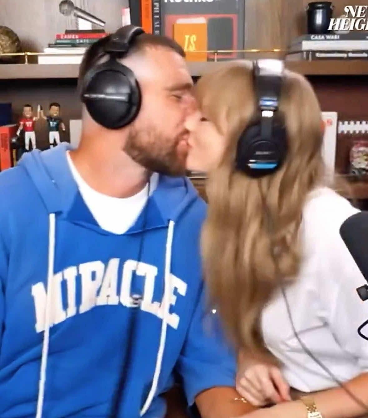 The kiss at the end of New Heights my heart! I love Taylor and Travis sm #taylorswift #traviskelce #newheightspodcast #tayvis #taylorandtravis 