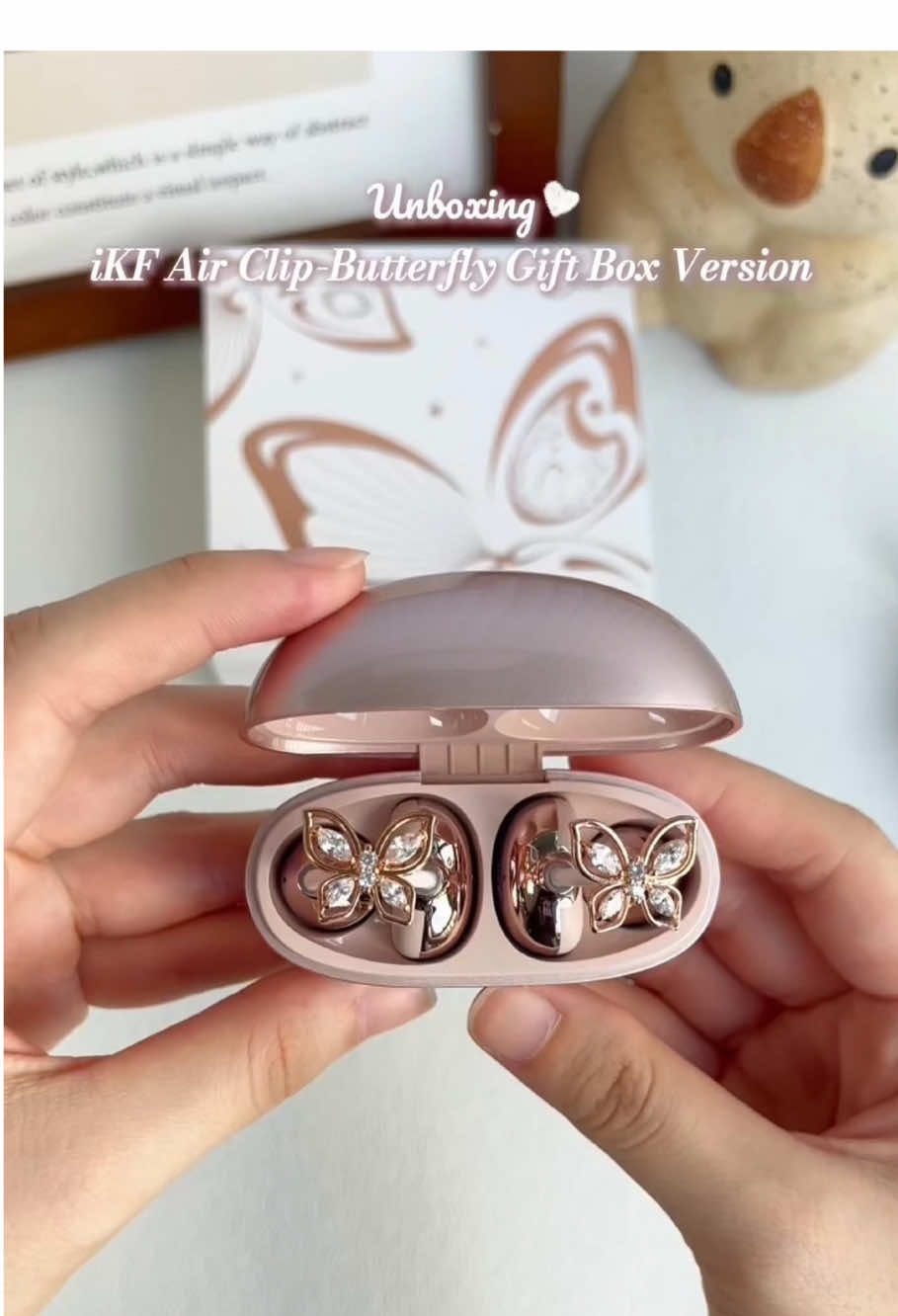 ✨ Unboxing Rose Gold #iKFAirClip 🦋 It sparkles, it’s stylish, it’s cute—and the matching butterfly earrings? Total dream vibes! 💖 #unboxing #fyp #foryou #viral #music#kualalumpurmalaysia#fontelingabluetooth #fontelinga #earbuds#ikf#pink #cozy#headphones #music#ikf#tiktok #tiktokmalaysia#bows #bowsaesthetic #ａｅｓｔｈｅｔｉｃ 