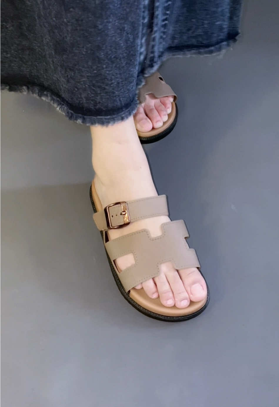 Sandal karet super empuk super nyaman dan pasti bakalan awettt 😋 #sandal #sandalwanita #sandals #sandalkekinian 