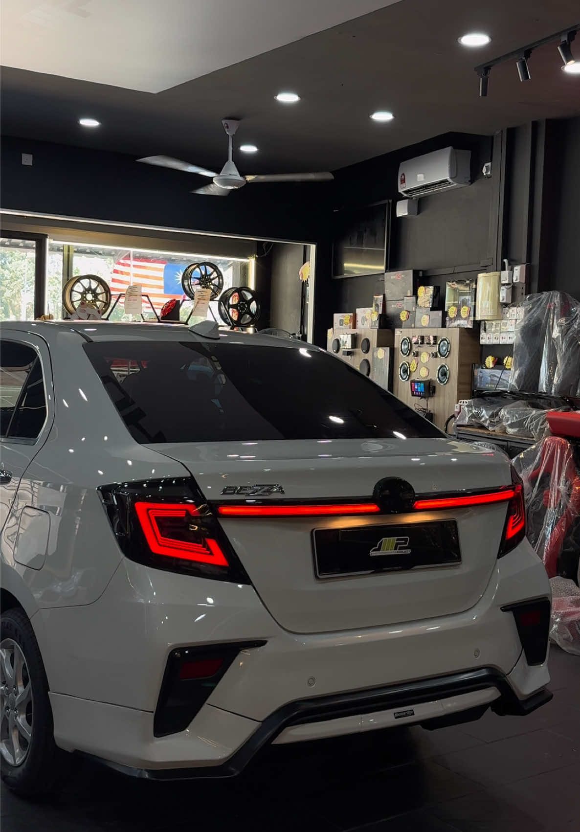 Masih pakai tail lamp standard ?  Dekat JMP GARAGE ada macam macam tail lamp untuk bezza korang. Jangan lupa PM admin untuk tengok tail lamp ape yang kami ada 🫵🏻📞 #fyp #fy #jmpgarage #fyy #bezzamodified 