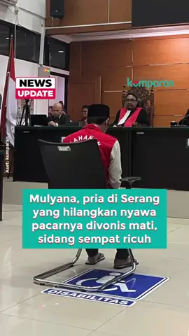 Majelis Hakim Pengadilan Negeri (PN) Serang menjatuhkan hukuman terberat kepada Mulyana (22) atas kasus kematian Siti Amelia (19) pada Kamis (14/8). Putusan ini sesuai tuntutan Jaksa Penuntut Umum (JPU) setelah Mulyana dinyatakan terbukti melakukan tindakan yang direncanakan sebelumnya. Hakim menyebut perbuatannya menimbulkan duka mendalam bagi keluarga korban dan keresahan di masyarakat, tanpa ada faktor yang meringankan. Sidang sempat diwarnai ketegangan saat keluarga korban bereaksi di ruang persidangan, namun berhasil diredam oleh petugas keamanan. Kasus ini bermula dari penemuan Siti Amelia di sebuah kebun di Kabupaten Serang pada April lalu dalam kondisi yang memprihatinkan. Mulyana disebut nekat melakukan perbuatannya karena emosi setelah diminta menikahi korban yang merupakan kekasihnya. 📸: Dok. kumparan. Follow WhatsApp Channel kumparan untuk dapat Informasi terpercaya dikirim langsung ke WhatsApp kamu. Ketik kum.pr/WAchannel di browser kamu sekarang, agar bisa share informasi tanpa ragu. #newsupdate #update #news #vidol #serang #vonismati #pnserang #hukum #info #beritaterkini #berita #infoterkini #bicarafaktalewatberita #kumparan
