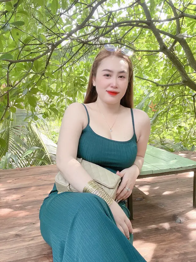 Em không hoàn hảo, nhưng em đủ tốt để sống một cuộc đời không cần xin phép ai. Em yêu bản thân, yêu sự cô đơn và yêu cả những vết sẹo đã từng khiến em mạnh mẽ hơn... #Herr 